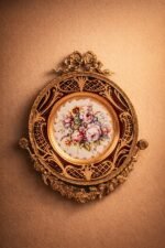 ⁦لوحة حائط بورسلين ونحاس أنتيك⁩ - الصورة ⁦2⁩