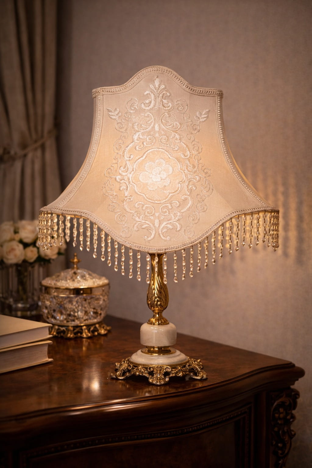 WhatsApp Image 2026-03-31 at 2.55.49 PM (1) أباجورة صالون نحاس ملكي مع كريستال بشابوه جيبير تركي فاخر - الصورة 1